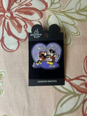 Disney Sweetest Day Mickey Mouse & Minnie Mouse LE Pin 2002 Vintage Heart Kiss